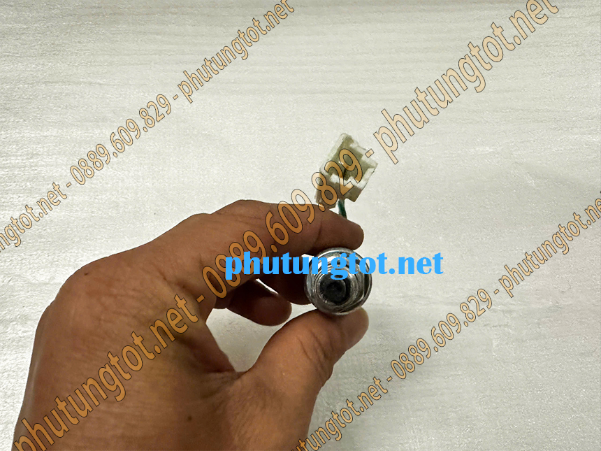 Cảm biến chân phanh xe tải Đô Thành IZ49 IZ65