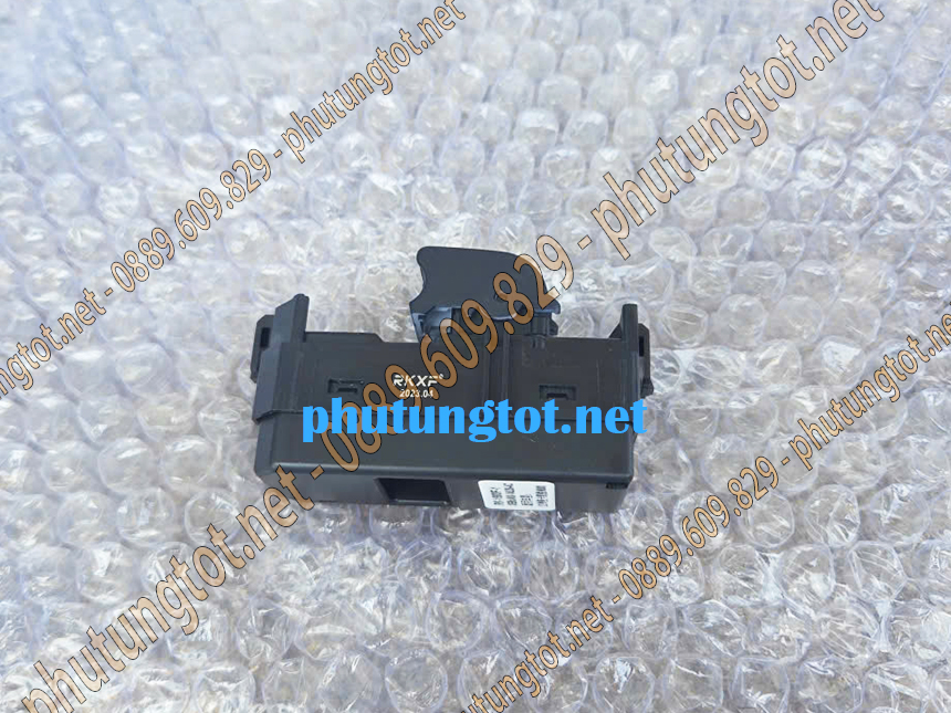 Công tắc bấm kính bên phụ xe tải Đô Thành IZ65 IZ350 Công tắc bấm kính bên phụ xe tải Đô Thành IZ65 IZ350