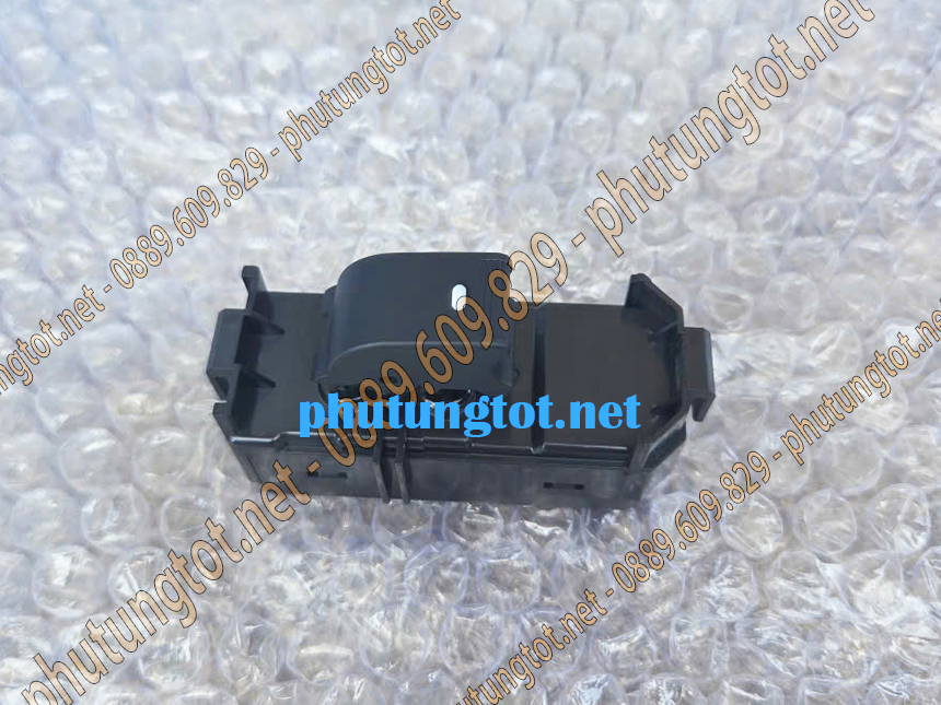 Công tắc bấm kính bên phụ xe tải Đô Thành IZ65 IZ350 Công tắc bấm kính bên phụ xe tải Đô Thành IZ65 IZ350