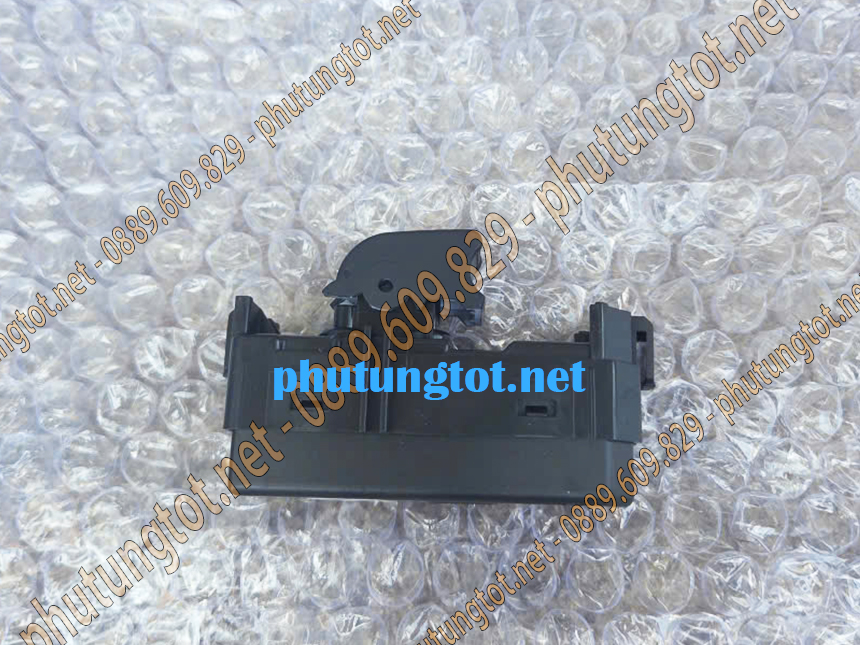 Công tắc bấm kính bên phụ xe tải Đô Thành IZ65 IZ350 Công tắc bấm kính bên phụ xe tải Đô Thành IZ65 IZ350