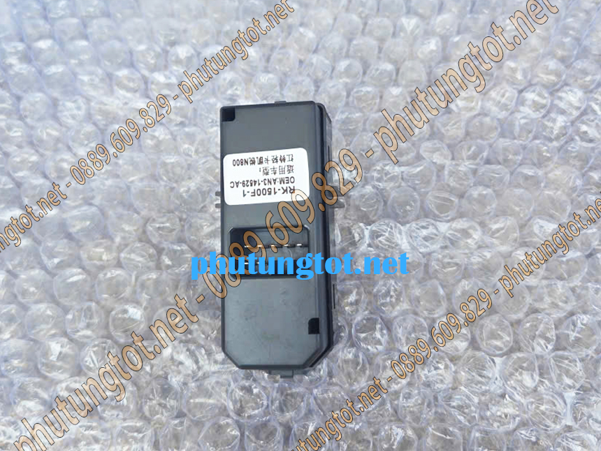 Công tắc bấm kính bên phụ xe tải Đô Thành IZ65 IZ350 Công tắc bấm kính bên phụ xe tải Đô Thành IZ65 IZ350