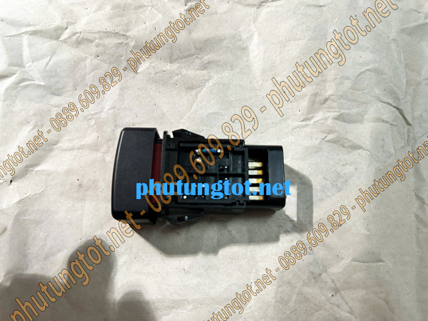 Công tắc đèn ưu tiên ( công tắc báo nguy ) xe tải Đô Thành IZ49 IZ65