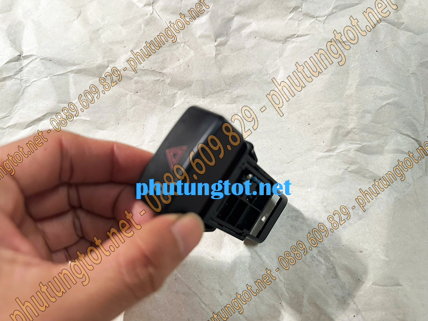 Công tắc đèn ưu tiên ( công tắc báo nguy ) xe tải Đô Thành IZ49 IZ65