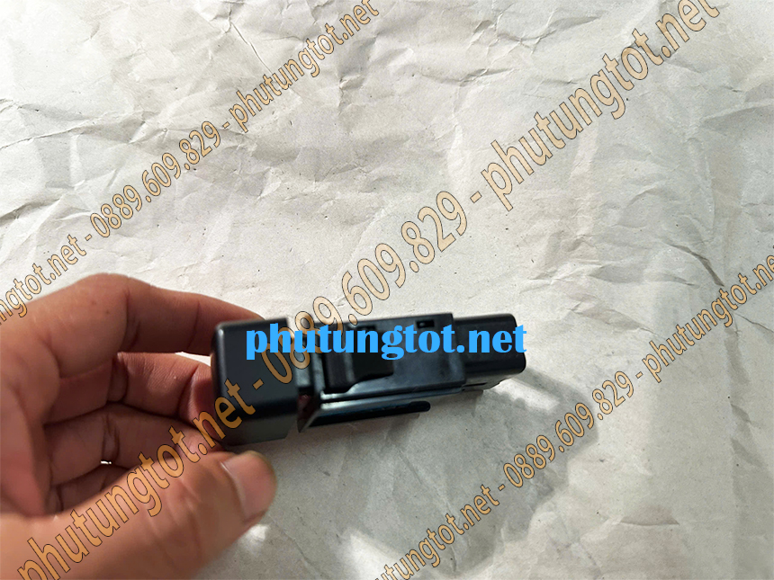 Công tắc đèn ưu tiên ( công tắc báo nguy ) xe tải Đô Thành IZ49 IZ65