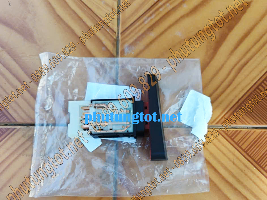 Công tắc báo nguy xe tải Đô Thành IZ49 IZ65 IZ250