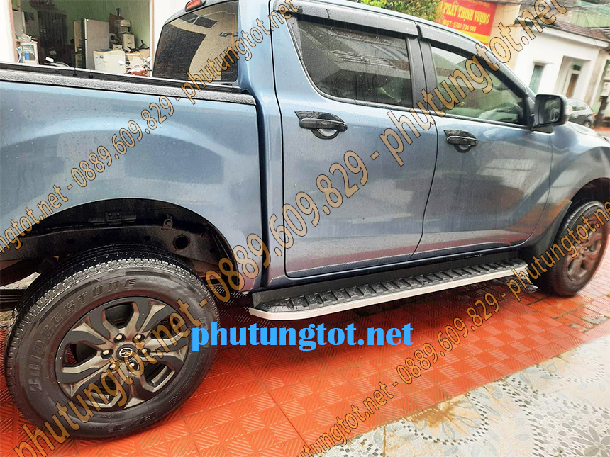Bậc lên xuống xe Ford Rager
